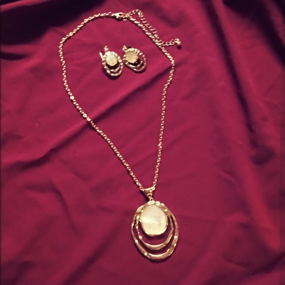 Beautiful Necklace and Earring set - Picture 1 of 3